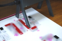 測定器を使用した検査の写真