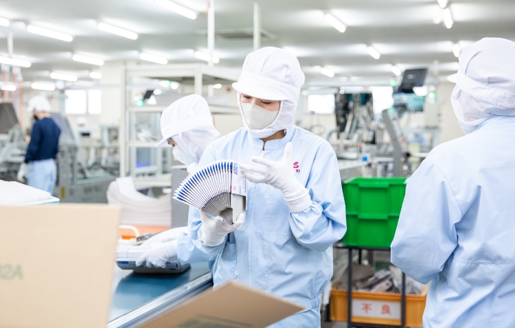 検品中の様子の写真