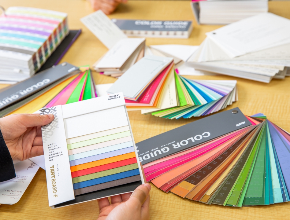 色見本帳を使った企画打ち合わせ
